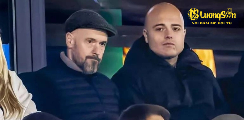 Ten Hag (đội mũ, ngồi trên) xem trận Roma 1-1 Juventus tại sân Olimpico tối 6/4