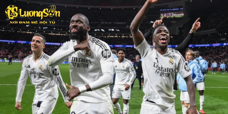 Antonio Rudiger (số 22) và Vinicius (sô 7) ăn mừng sau trận Real gặp Atletico trên sân Metropolitano, Madrid, Tây Ban Nha ngày 12/3